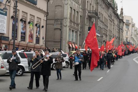 Во Владивостоке состоялась праздничная демонстрация КПРФ