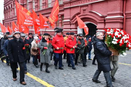 Красные знамена с траурными лентами