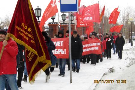 Демонстрация, посвященная 100-летию Великой Октябрьской социалистической революции, прошла в Салехарде