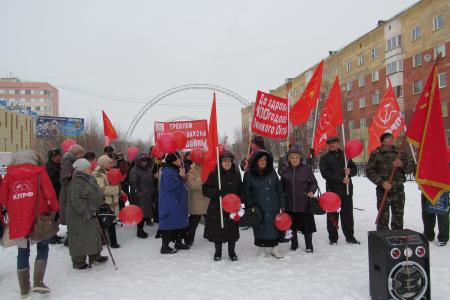 Ямало-Ненецкий АО. В Новом Уренгое состоялись демонстрация и митинг в честь 100-летия Октября