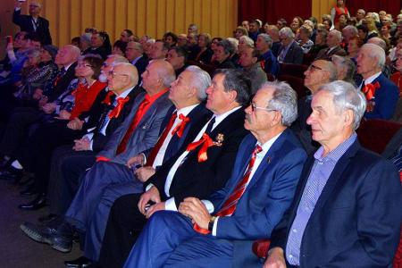 Алтайский край. Коммунисты провели торжественное собрание в Барнауле, посвященное 100-летию Великого Октября