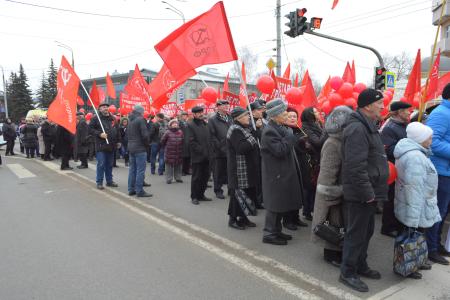 Коммунисты Владимирской области отметили 100-летие Великого Октября демонстрацией и праздничным концертом