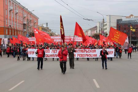 Вся власть – трудящимся! Коммунисты Рязани и их сторонники провели шествие и митинг в честь юбилея Великого Октября.