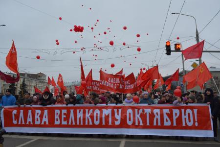 Коммунисты Владимирской области отметили 100-летие Великого Октября демонстрацией и праздничным концертом