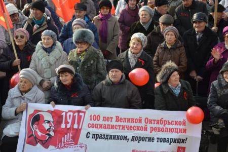 Коммунисты Биробиджана провели митинг в день столетия Октябрьской революции  