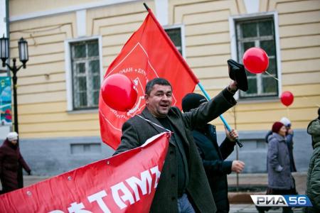 Оренбургские коммунисты изготовили броневик и проехали на нем по улицам областного центра