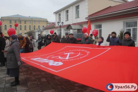 Оренбургские коммунисты изготовили броневик и проехали на нем по улицам областного центра