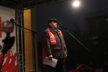 Новосибирские коммунисты провели праздничное шествие и митинг