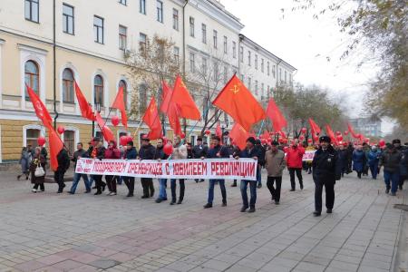 Оренбургские коммунисты изготовили броневик и проехали на нем по улицам областного центра