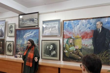 Будущих педагогов Алтайского края познакомили с художественной выставкой, посвященной 100-летию Великого Октября