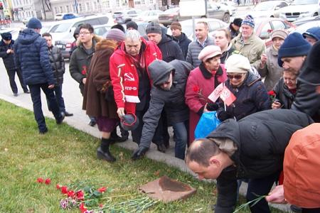«Обновлённый социализм победит в России!». В центре Казани коммунисты и сторонники КПРФ праздничным митингом встретили 100-летие Великого Октября
