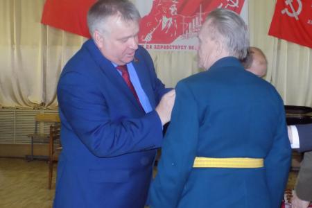 Коммунисты Железнодорожного района поздравили воронежцев с юбилеем Великой Октябрьской социалистической революции