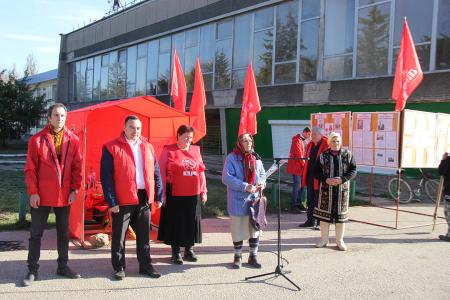 Республика Крым. В Нижнегорском районе коммунисты посадили сквер в честь 100-летия Великого Октября