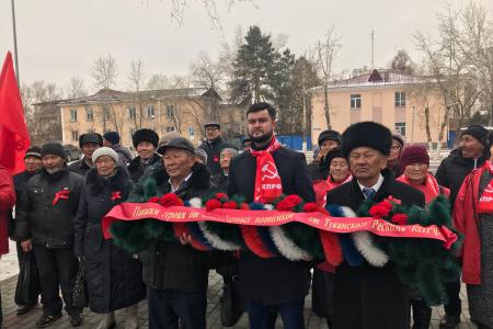Тувинские коммунисты отметили юбилей Великого Октября концертом и митингом