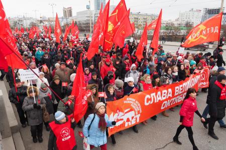 Свердловские коммунисты отметили 100-летие Октября многотысячным шествием и мощным концертом