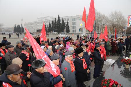 Тувинские коммунисты отметили юбилей Великого Октября концертом и митингом