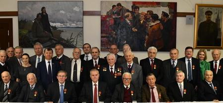 КПРФ наградила памятными медалями группу ветеранов МИДа