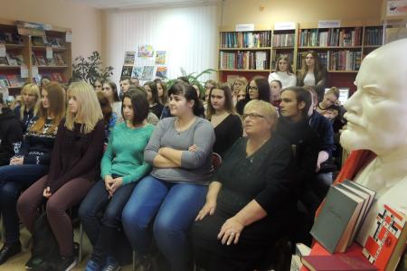В Белгороде комсомольцы провели круглый стол, посвященный 100-летию Великого Октября для студентов педагогического колледжа и техникума промышленности