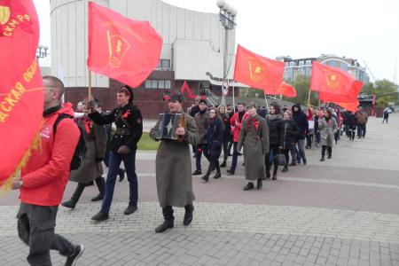 Белгородские комсомольцы отметили юбилей Великого Октября революционным маршем