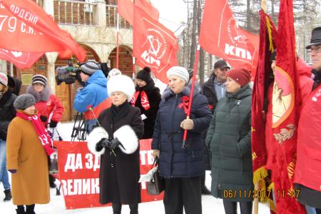 Демонстрация, посвященная 100-летию Великой Октябрьской социалистической революции, прошла в Салехарде