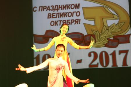 Во Владивостоке прошел торжественный концерт посвящённый 100–летнему юбилею Великого октября