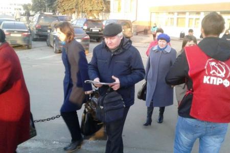 Тульские коммунисты распространяют обращение лидера КПРФ Г.А. Зюганова на улицах областного и районных центров