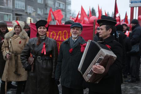 Новосибирские коммунисты провели праздничное шествие и митинг