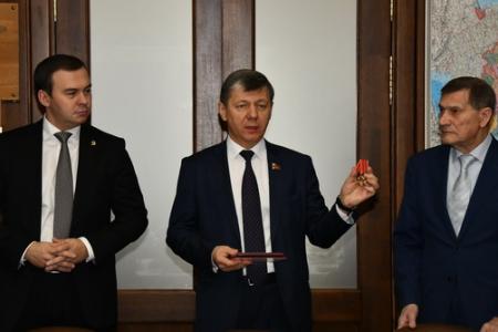 КПРФ наградила памятными медалями группу ветеранов МИДа