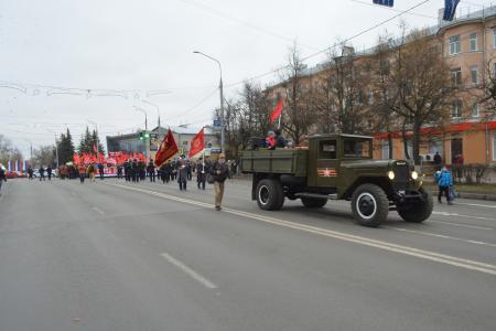 Коммунисты Владимирской области отметили 100-летие Великого Октября демонстрацией и праздничным концертом