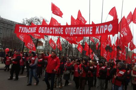 Тульские коммунисты приняли участие в праздничной демонстрации в честь 100-летия Великого Октября в Москве