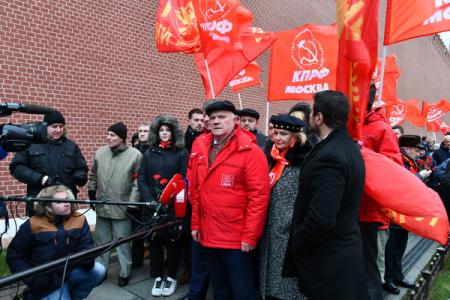 Красные знамена с траурными лентами