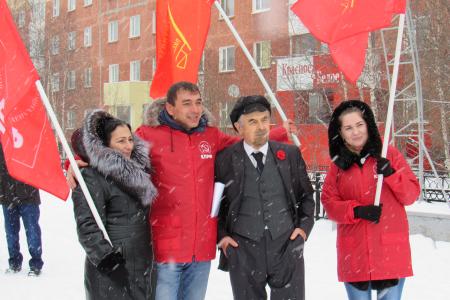 Ямало-Ненецкий АО. В Новом Уренгое состоялись демонстрация и митинг в честь 100-летия Октября