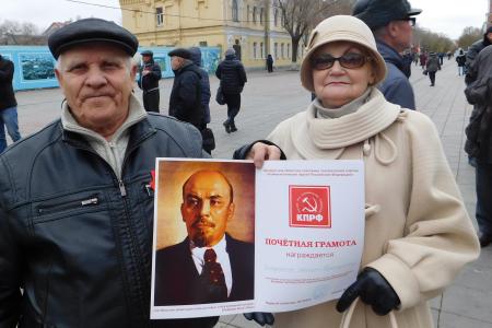 Оренбургские коммунисты изготовили броневик и проехали на нем по улицам областного центра