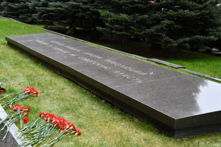 Красные знамена с траурными лентами
