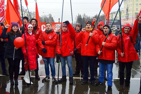 Праздничная демонстрация и митинг в честь 100-летия Великого Октября прошли в Барнауле