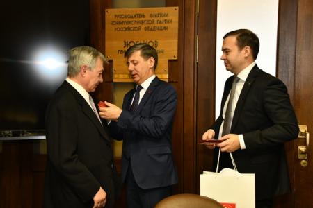 КПРФ наградила памятными медалями группу ветеранов МИДа