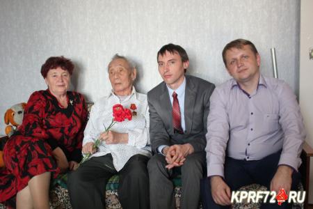 "Ровесник Октября". Тюменские коммунисты поздравили старейшего коммуниста области со столетием революции