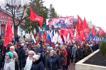 Орловские коммунисты приняли участие в праздничном шествии и митинге