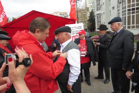 Коммунисты провели праздничную акцию в центре Нальчика