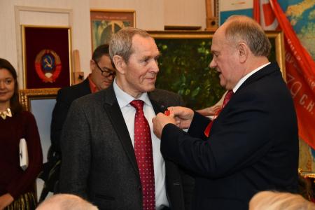 В День Великой Октябрьской социалистической революции Г.А. Зюганов наградил известных спортсменов