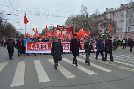 Коммунисты Владимирской области отметили 100-летие Великого Октября демонстрацией и праздничным концертом