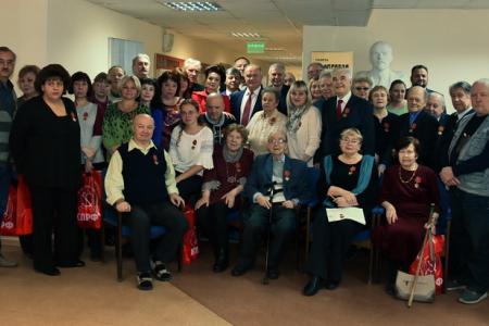 Г.А. Зюганов наградил памятными медалями ЦК КПРФ «100-летие Великого Октября» коллектив газеты «Правда»
