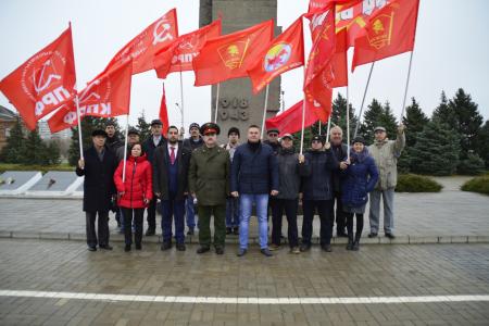 Волгоградская область. В день 75-й годовщины начала контрнаступления советских войск под Сталинградом коммунисты возложили цветы к монументу Славы в городе Волжском
