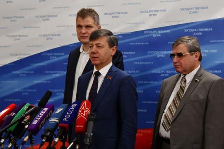 «Столетний юбилей Великого Октября, проблемы экономики и здравоохранения». Д.Г. Новиков, О.Н. Смолин и А.В Куринный выступили перед журналистами в Госдуме