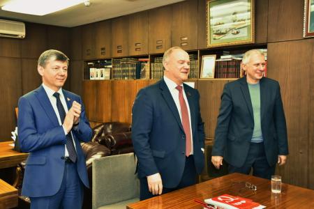 Г.А. Зюганов наградил памятными медалями ЦК КПРФ «100-летие Великого Октября» коллектив газеты «Правда»