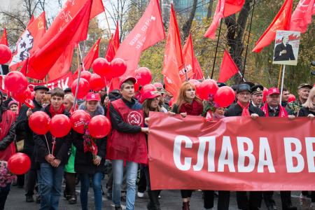 В Краснодаре прошла красная демонстрация в честь столетия Великого Октября