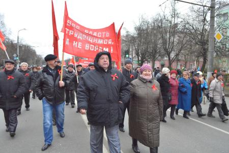 Коммунисты Владимирской области отметили 100-летие Великого Октября демонстрацией и праздничным концертом