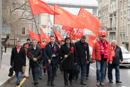 Во Владивостоке состоялась праздничная демонстрация КПРФ