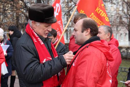 Вся власть – трудящимся! Коммунисты Рязани и их сторонники провели шествие и митинг в честь юбилея Великого Октября.