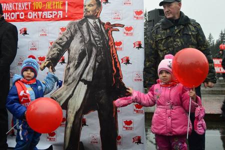 Праздничная демонстрация и митинг в честь 100-летия Великого Октября прошли в Барнауле